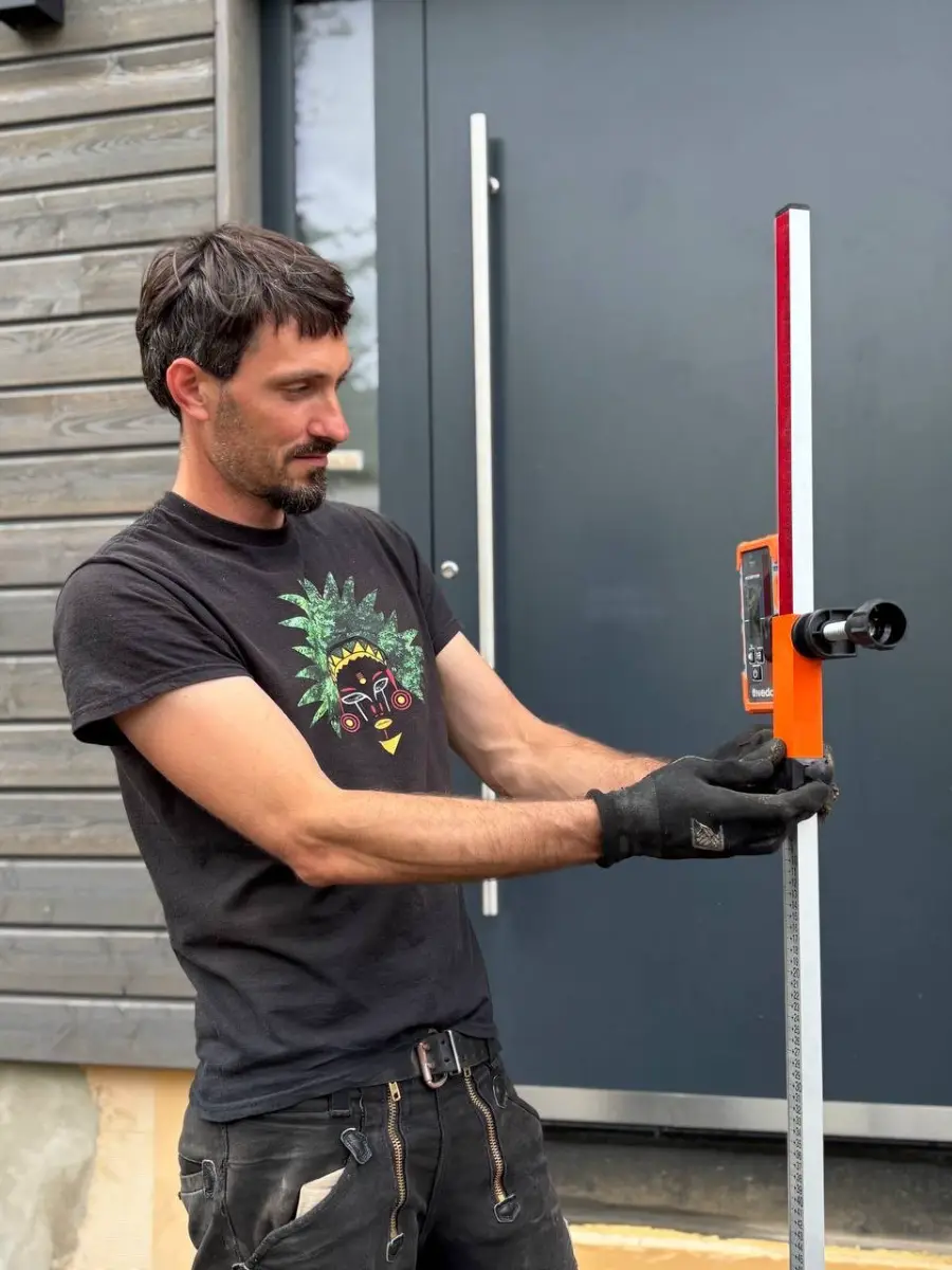 Benjamin Hermsdorf von Vimaana Garten bei der Vermessung, im Firmen-Shirt