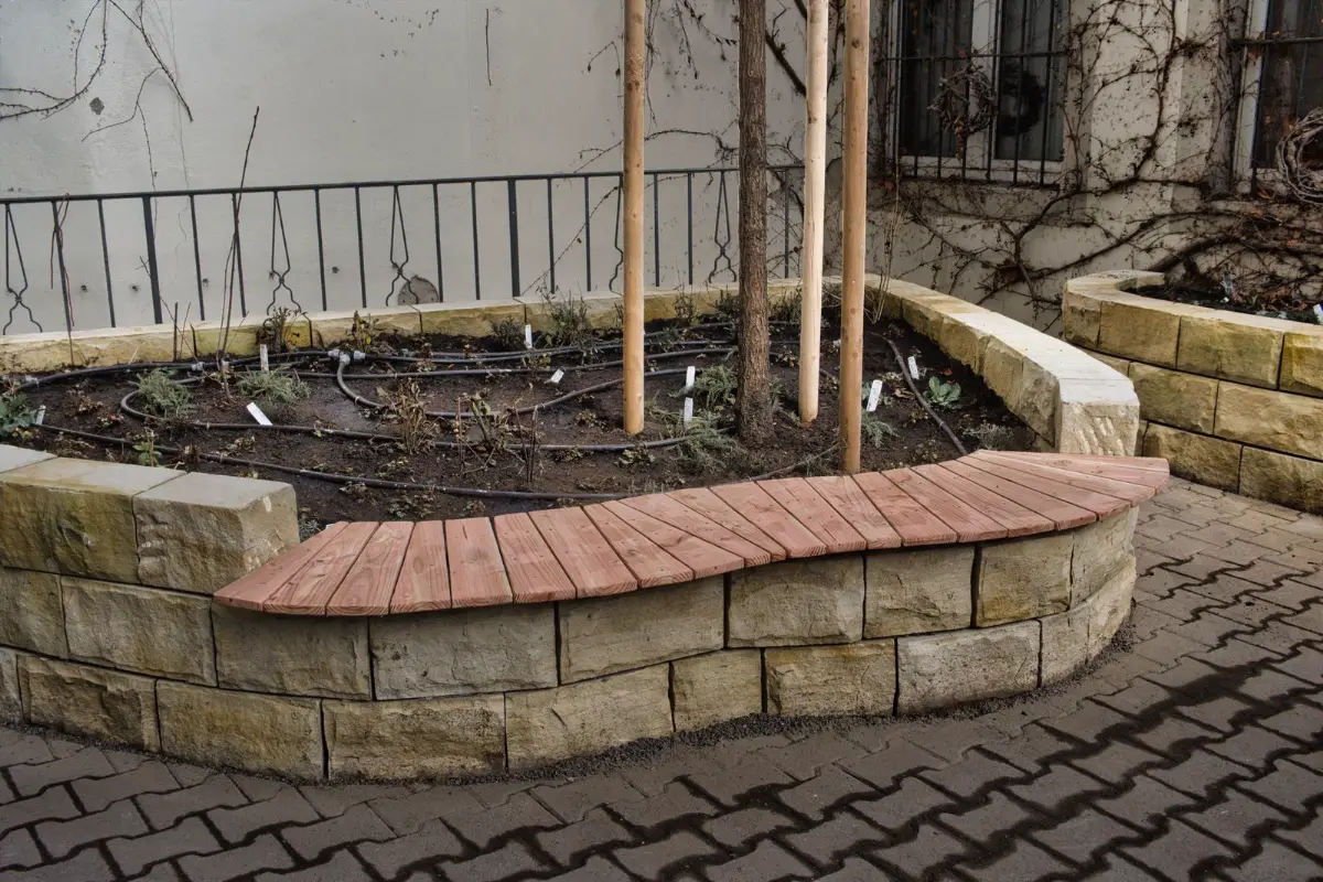 Sandstein-Hochbeet mit Sitzbank im begrünten Innenhof am Bahnhof Mitte
