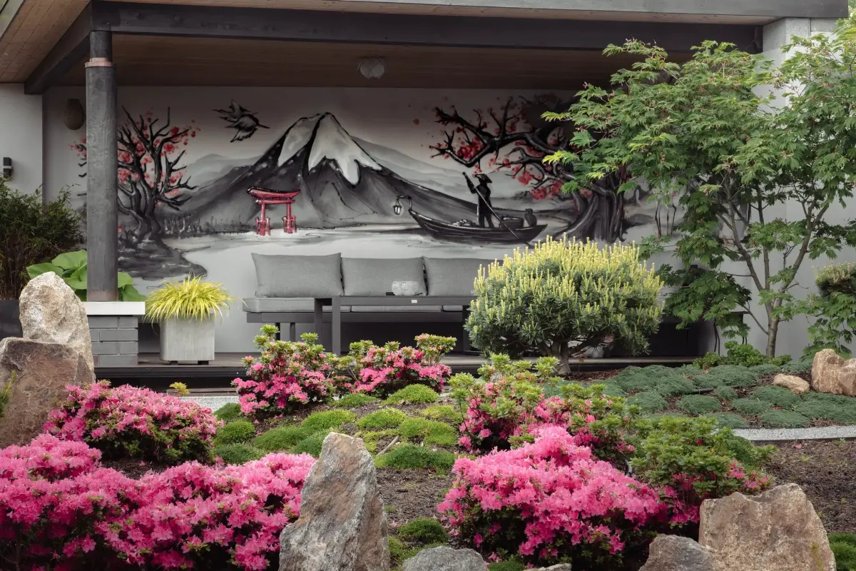 Japanischer Zen-Garten mit Azaleen, Formgehölzen und Wandmalerei, gebaut von Vimaana Garten