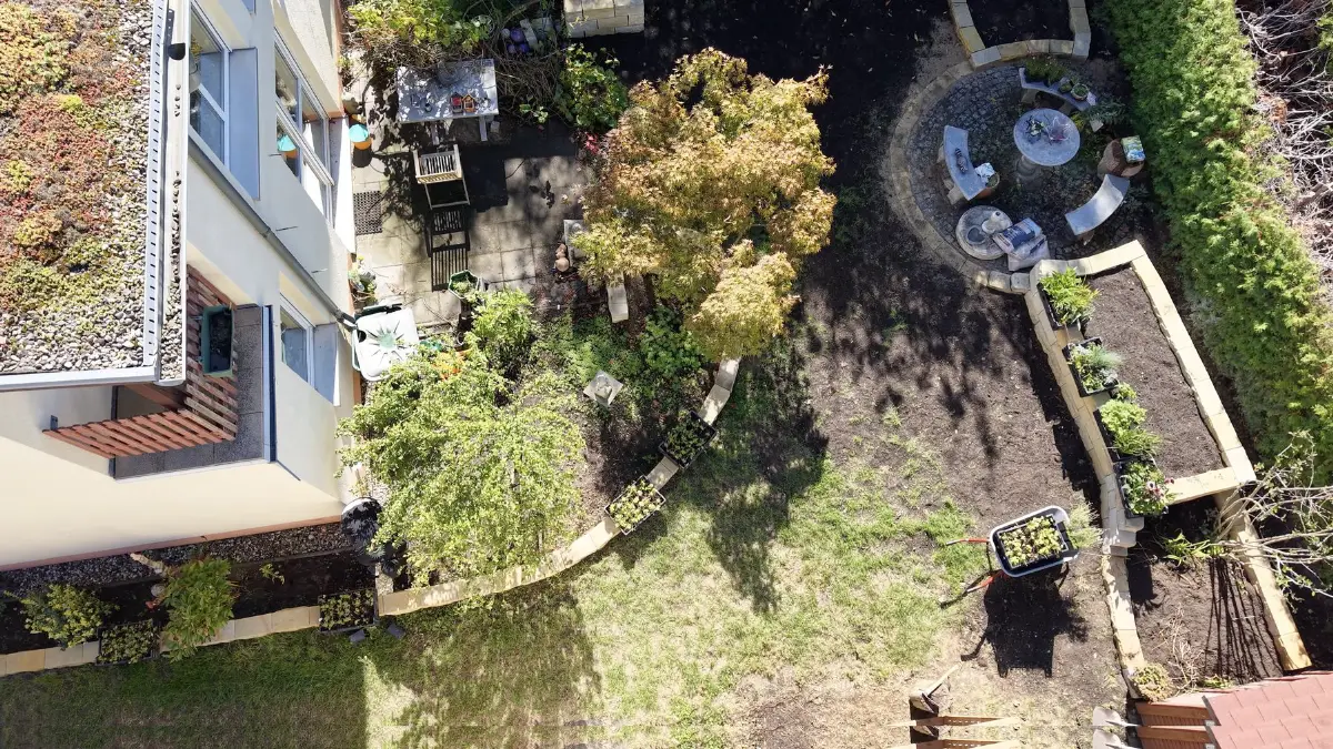 Essbarer Garten mit Sandstein-Hochbeeten aus der Vogelperspektive, gestaltet von Vimaana Garten
